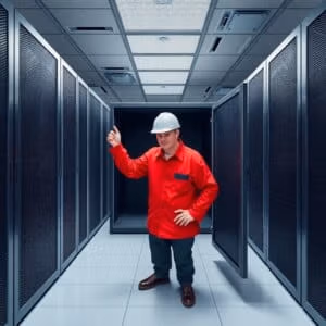 技術者がデータセンターでサーバーを管理、管理されていないホスティングの象徴