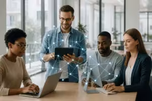 Цифровое сообщество различных пользователей на современном портале членства с ноутбуками и планшетами