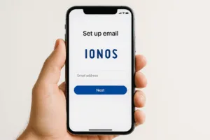 Handheld smartphone toont de setup van een Ionos e-mail voor iOS