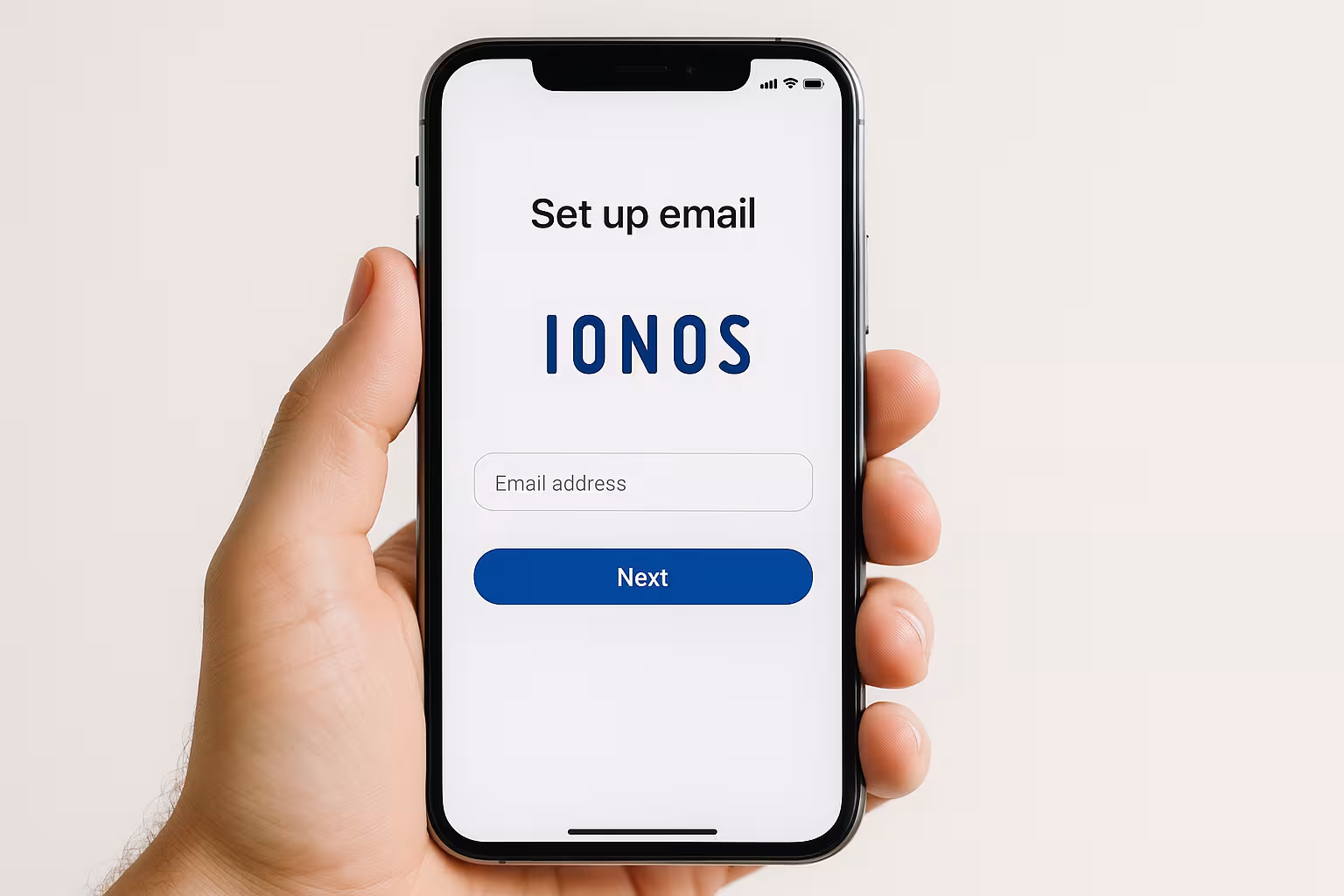Smartphone de mână care arată configurarea unui e-mail Ionos pentru iOS