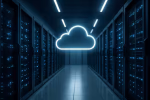 Data center moderno com racks de servidores iluminados e nuvem digital