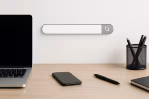 Symbolsk billede for domæneregistrering uden webhotel med moderne teknologi og skrivebord