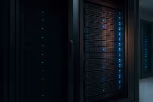 Холодный запуск сервера против теплого запуска: прохладный, темный сервер по сравнению с теплым, ярко освещенным сервером в центре обработки данных