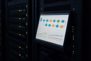 Serverruimte met monitor waarop een SQL-uitvoeringsplan wordt weergegeven