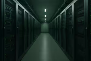 Энергоэффективные серверные стойки в современном центре обработки данных с зеленым освещением