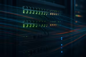 Rack server con cavi di rete illuminati per l'ottimizzazione della codifica dei contenuti HTTP