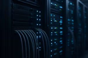 Bastidores de servidores con cableado de red en un centro de datos moderno